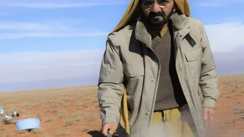 El jeque Mohammed cocinando con fuego de leña.