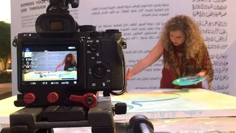 La granadina Mariola Salinas, durante su participación en el concurso de caligrafía árabe desarrollado en Abu Dhabi. (Cedida)