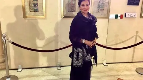  La mexicana Myriam Kruisheer Ortega, ante sus obras y la bandera de México. (Cedida)