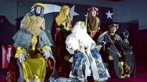 Los Reyes Magos durante la cabalgata de Abu Dhabi en enero de 2016. (EL CORREO)