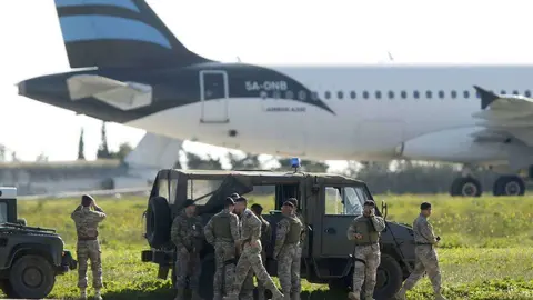 Fuerzas de seguridad desplegadas ante el avión secuestrado.