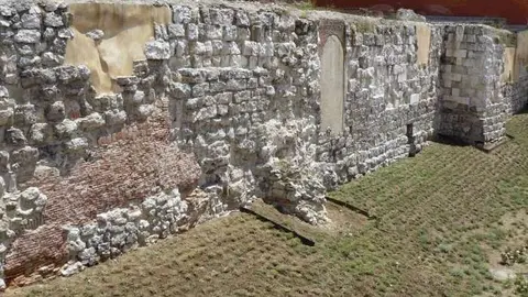 Restos de la muralla árabe de Madrid. (viajes.net)