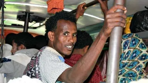 Un viajero fija su mirada en el periodista Rafael González García de Cosío durante un complicado viaje en autobús por el interior de Etiopía. (Rafael González García de Cosío)