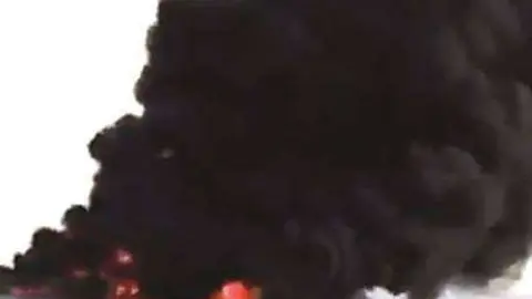 Humo tras el accidente del yate. (Al Rai)