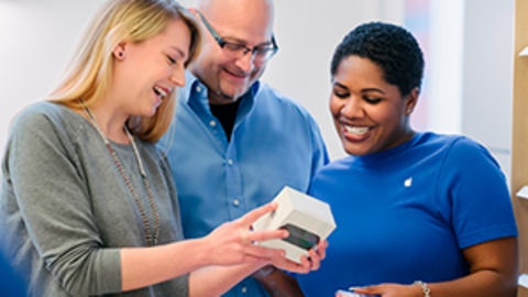 Una vendedora de Apple atiende a unos clientes. (Apple.com)