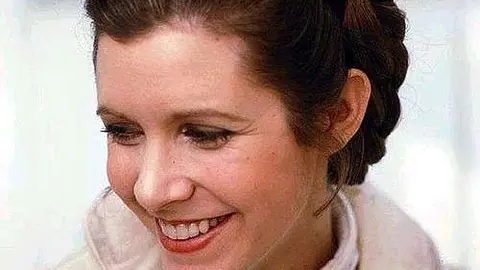 La actriz Carrie Fisher, caracterizada como la princesa Leia.
