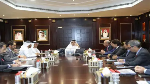 El director ejecutivo de DEWA, Mohammed Al Tayer, durante la reunión con la delegación española encabezada por el embajador, Eugenio Salarich. (WAM)