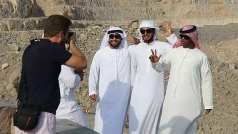 Un grupo de emiratíes es fotografiado en la montaña de Jebel Jais durante una jornada festiva. (EL CORREO)