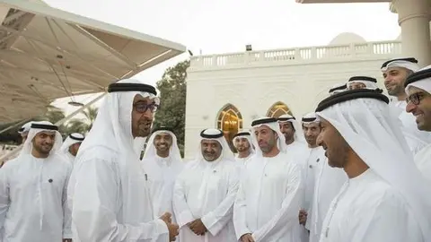 El jeque Mohammed bin Zayed saluda a los representantes de la Autoridad de la Vivienda de Abu Dhabi.
