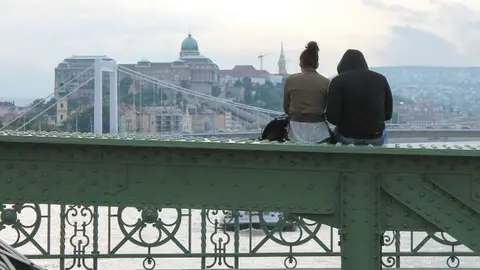 Descansando sobre el puente de Las Cadenas de Budapest. (EL CORREO)
