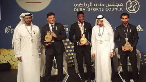 Zenetti, Eto'ó y Salah junto a funcionarios del Consejo de Deportes de Dubai. (Richard Ramos)