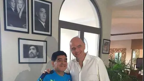 Maradona con el presidente de la FIFA.
