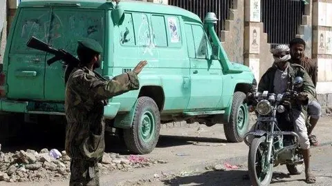 Un miembro de los hutíes en un control de seguridad cerca de Saná.