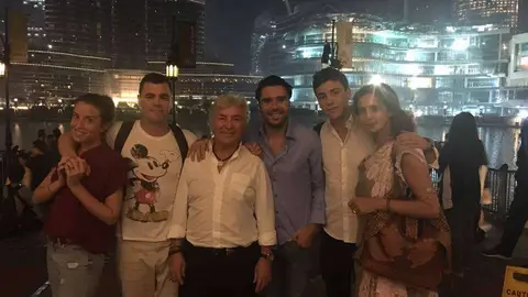 El excampeón de motociclismo Ángel Nieto, junto a Borja Vela, relaciones públicas de Cielo y Casa Tapas, y Fonsi Nieto en Dubai.
