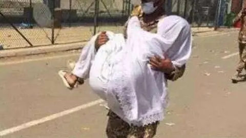 Un agente socorre a una mujer. (Twitter)