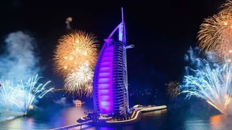 El Burj Al Arab brilló con especial esplendor en el Año Nuevo de Dubai. (@DXBMediaOffice)