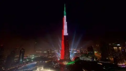 Inicio de los fuegos artificiales en el Burj Khalifa en 2016.