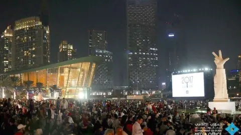 Miles de personas aguardan ante la Ópera de Dubai el momento de ver los fuegos lanzados desde el Burj Khalifa. (@DXBMediaOffice)