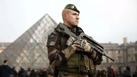 Un soldado francés ante el Museo del Louvre en París.