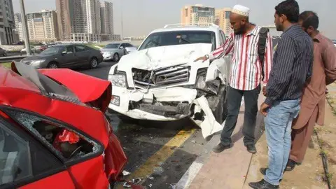 Dos vehículos accidentados en la carretera Maliha en Sharjah.