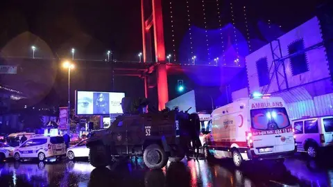 Los equipos seguridad y emergencias, en el lugar del atentado en Turquía.