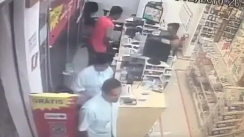 Momento del atraco a la farmacia en la ciudad brasileña de Sao Paolo.