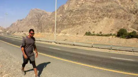 Jalal bin Thaneya durante su viaje a pie por los Emiratos. (Gulf News)