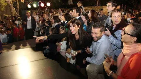 Los padres también vivieron con pasión la llegada de los Reyes a Dubai. (EL CORREO DEL GOLFO)