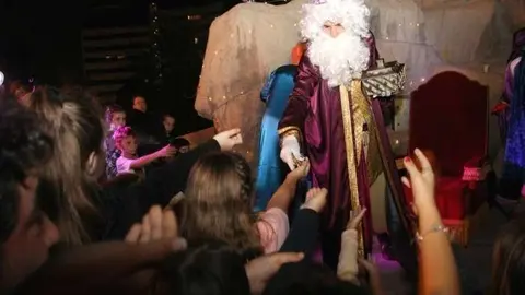 El rey Melchor repartiendo caramelos. (E.C.)