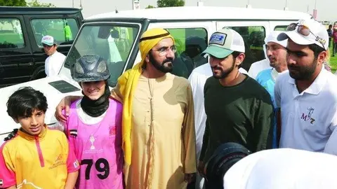 A la derecha del  gobernador de Dubai, la campeona española de la carrera hípica.