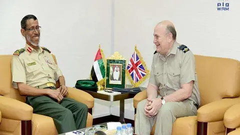 Los mandos militares de EAU y el Reino Unido durante el encuentro en Abu Dhabi.