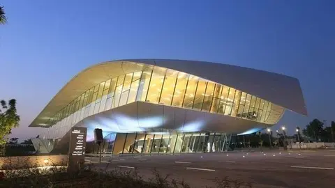Etihad Museum se sitúa entre la zona de Bur Dubai y Jumeirah Road.