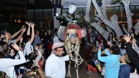 Cientos de personas aguardaban en Abu Dhabi la presencia de Melchor, Gaspar y Baltasar. (Manaf K. Abbas)