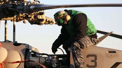 Un técnico de AH-64D.