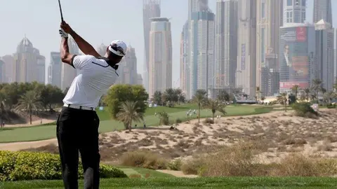Tiger Wodds durante un golpe en Dubai.