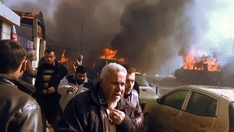 Las personas huyen del lugar de la explosión.