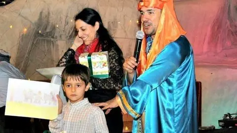 Yago muestra su dibujo ganador del concurso. (E.C.)