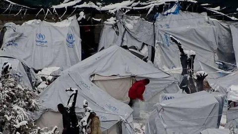 El campo de refugiados en la Isla de Lesbos en Grecia, completamente nevado.