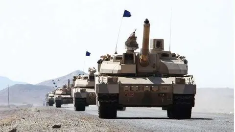 tanques Leclerc de fabricación francesa de la coalición liderada por Arabia Saudita están desplegados en el distrito costero de Dhubab (AFP).