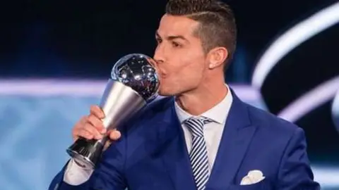 Cristiano Ronaldo besa el trofeo de la FIFA al mejor futbolista del año.