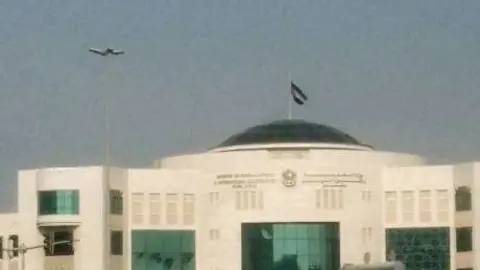 La bandera de Emiratos ondea a media asta en el Ministerio de Asuntos Exteriores.