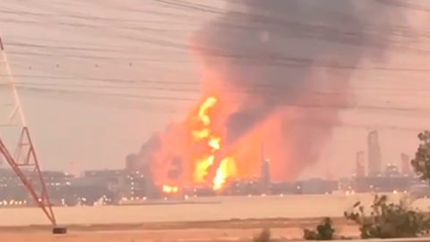 Las llamas envuelven la refinería Takreer Ruwais en Abu Dhabi.