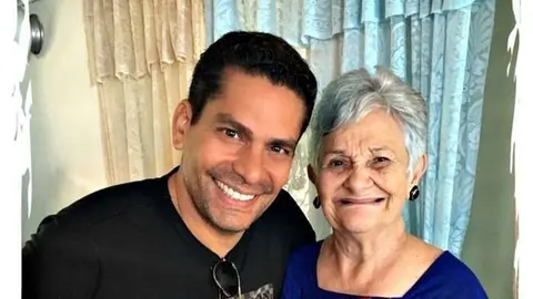 Ismael Cala con su maestra de radio Nilda G. Alemán durante su reciente visita a Cuba. 