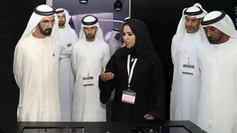 El jeque Mohammed Bin Rashid Al Maktoum -izquierda-, durante la presentación del plan. (WAM)