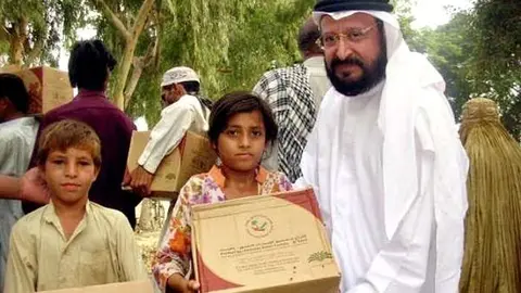 Mohammad Ali Zainal Al Bastaki, una de las víctimas mortales, durante un acto de entrega de material de auxilio a niños afganos. (Twitter)