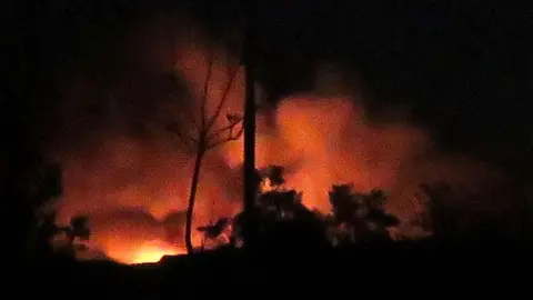 Vista general del incendio en el aeropuerto sirio de Mezze.