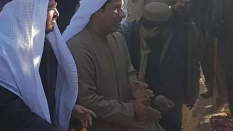 El embajador de EAU a Afganistán, Juma Mohammad Al Kaabi (segundo por la izquierda) durante un evento en Kandahar.