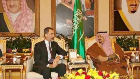 A su llegada, el rey Felipe VI ha sido recibido por el Gobernador de Riad, Su Alteza Real el Príncipe Faisal Bin Bandar Bin Abdulaziz Al-Saud. (Casa Real España)
