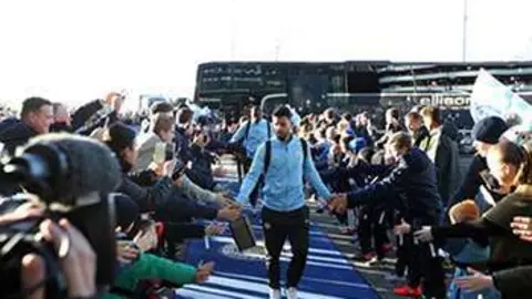 Los niños emiratíes saludan a los jugadores del Manchester City. (WAM)