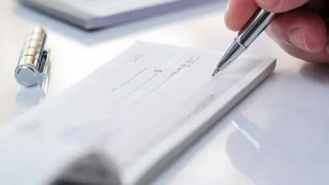 A modo ilustrativo, firma de un cheque. (Fuente externa)